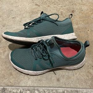 Size 10 Vionic sneakers